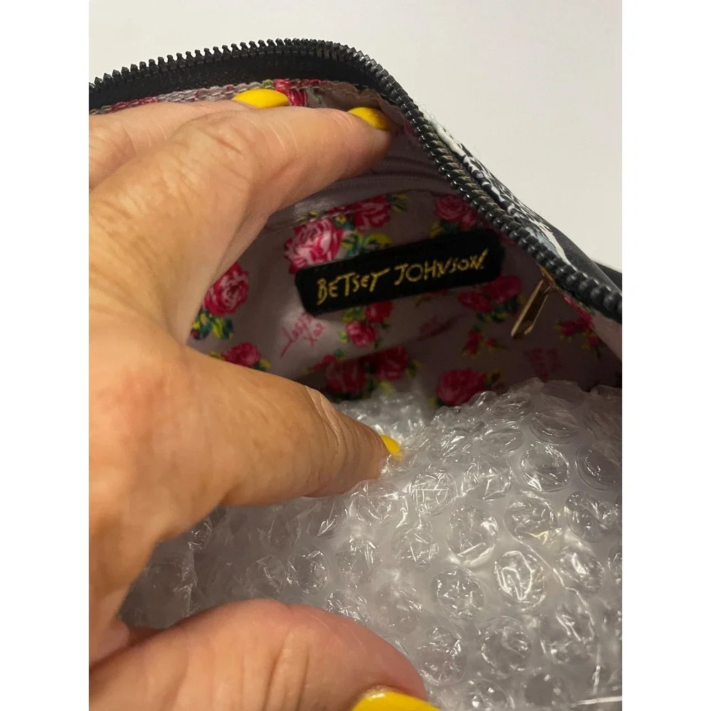 Betsey Johnson cross body floral print - Pretty Floral Print On Black